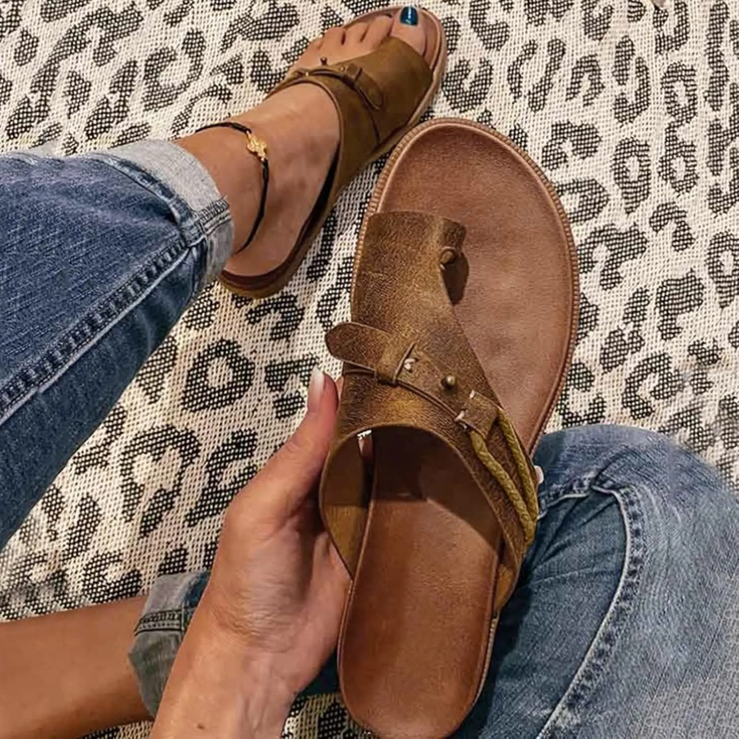 Eduavar Sandals Women Comfortable, Sandals Women Dressy Summer Flat Ring Toe Sandals Casual Beach Flip Flops Leather Sandals